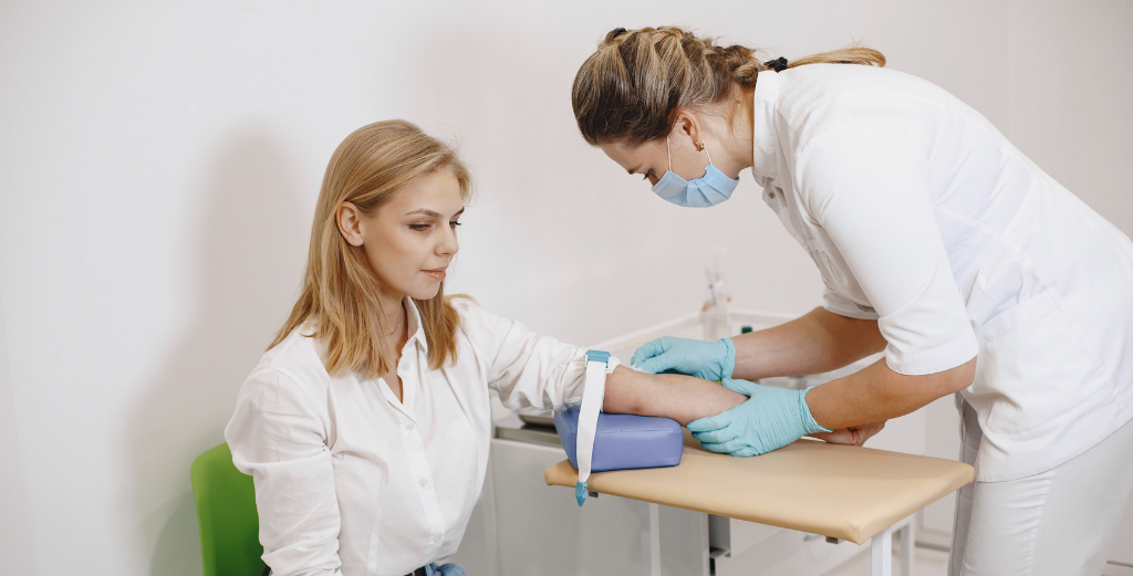 A practitioner gettng the woman a blood test